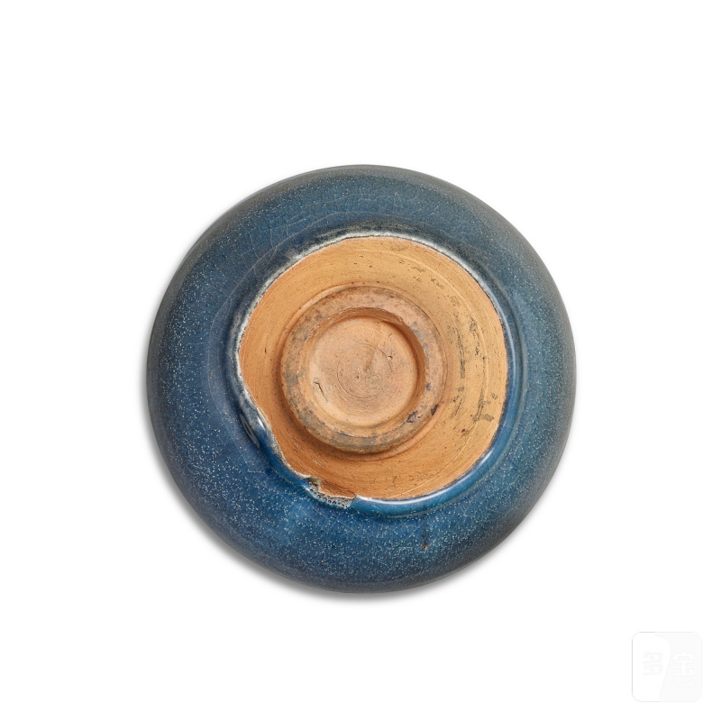 A Junyao purple-splashed blue-glazed bowl, Yuan dynasty | 元 鈞窰天藍釉紫斑歛口盌 - 图4